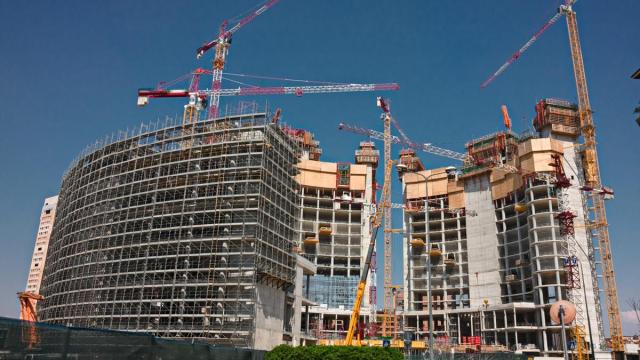 Milano, cantieri bloccati, 150 progetti fermi, a rischio &euro; 5mld nel breve e &euro; 38mld di investimenti futuri; necessarie 9.300 case l&rsquo;anno