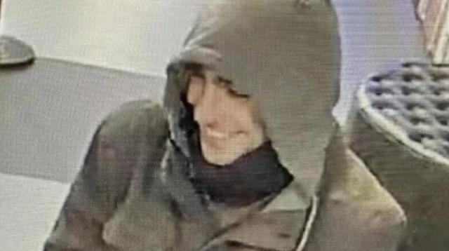 Omicidio Thompson, passo falso del killer: "Beccato a volto scoperto perch&eacute; per flirtare con la receptionist ha abbassato la sciarpa"