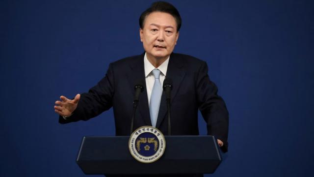 Corea del Sud, Yoon Suk-Yeol si scusa pubblicamente per la legge marziale, oggi il voto sull'impeachment