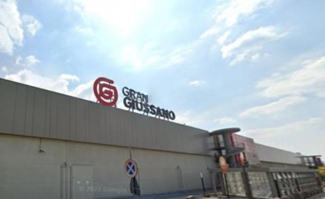 Giussano, ragazza di 24 anni accoltellata alla schiena davanti al centro commerciale, ricercato l'ex fidanzato, era ai domiciliari per averle lanciato dell'acido