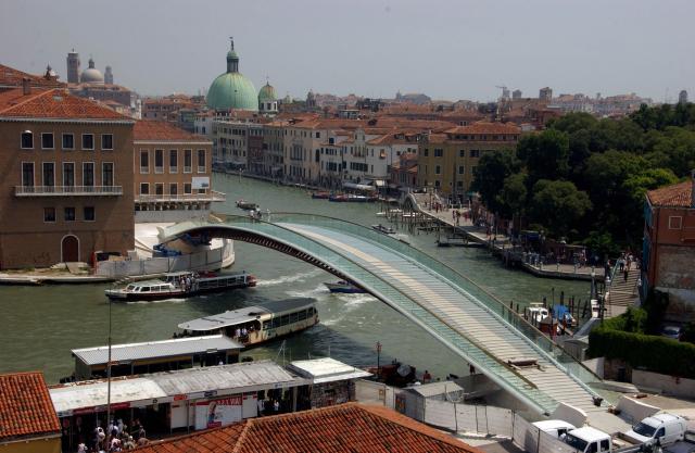 Venezia, via il vetro dal ponte di Calatrava e oltre un milione per sostituire i gradini in vetro