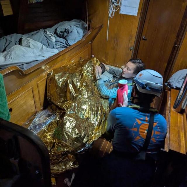 Lampedusa, bimba di 11 anni arrivata da sola in un barchino, unica superstite di un naufragio con 45 morti, rimasta in mare col salvagente