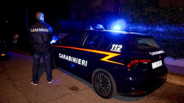 Dalmine (BG), una 39enne con divieto di avvicinamento perseguita e picchia l'ex compagno anche davanti la caserma: divieto di dimora