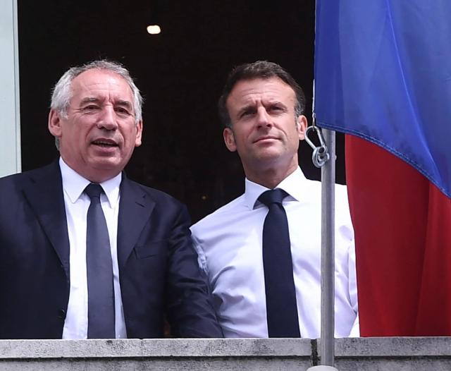 Francia, Bayrou nuovo primo ministro in successione di Barnier, il 73enne ricevuto da Macron all&rsquo; Eliseo
