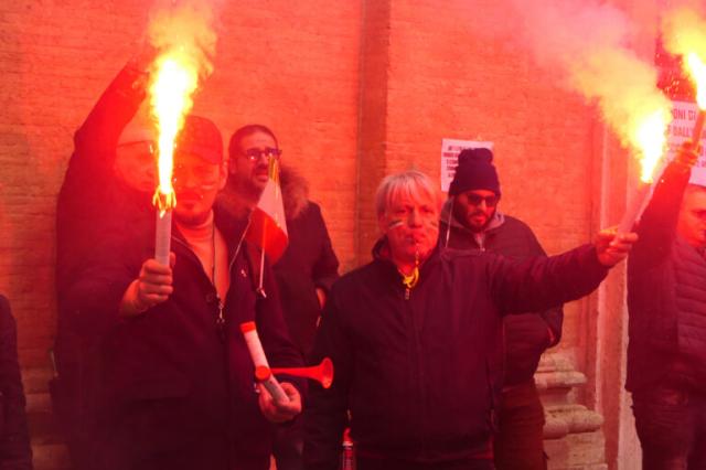 La protesta degli NCC in occasione della manifestazione nazionale a Roma tra fumogeni e slogan: "Stop ai decreti del governo"