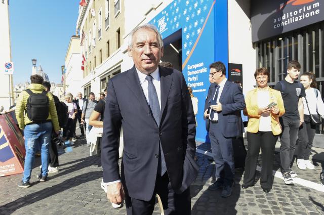 Francia, Bayrou nuovo primo ministro in successione di Barnier, il 73enne ricevuto da Macron all&rsquo; Eliseo