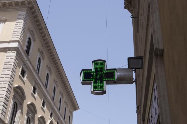 Farmacista sospesa nel 2021 per non essersi vaccinata ottiene risarcimento di &euro;150 mila per mancato reintegro