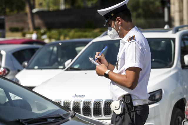 Napoli, prime 6 multe per uso del cellulare alla guida con nuovo codice della strada, scatta il ritiro della patente oltre alla sanzione
