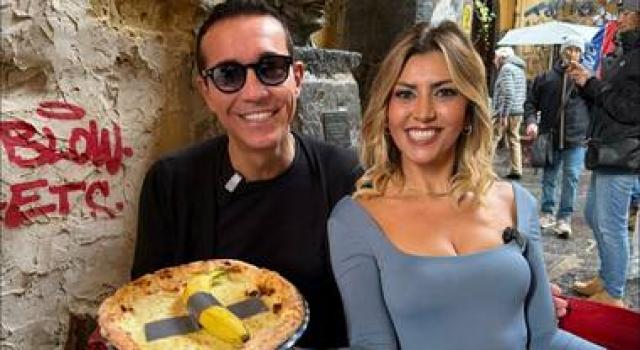 Sorbillo omaggia Maurizio Cattelan con la pizza alla banana