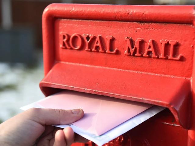 Gran Bretagna, dopo 5 secoli venduta la Royal Mail al miliardario ceco Daniel Kretinsky per 3,6 mld di sterline