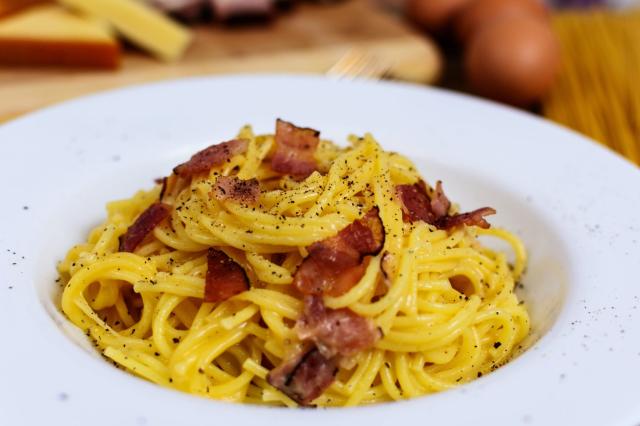 Roma, il prezzo giusto per la pasta alla Carbonara al ristorante &egrave; 12 euro con ingredienti di livello