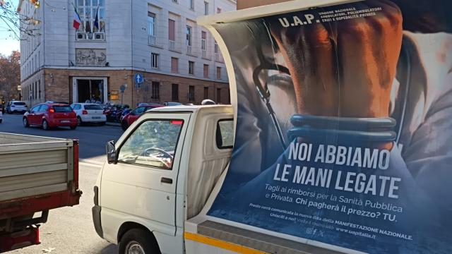 Sanit&agrave;, sotto l'albero di Natale chiusure delle imprese e licenziamenti dei dipendenti. Il rischio per la salute