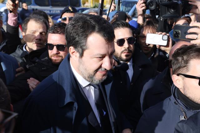 Open Arms, Salvini "assolto perch&eacute; il fatto non sussiste", standing ovation in aula