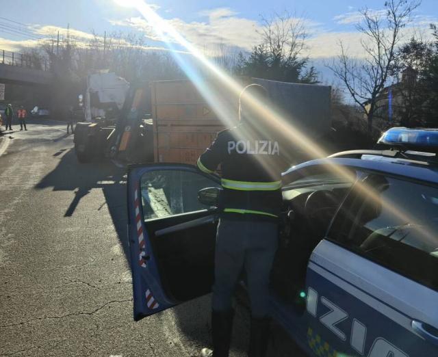 Liguria, il vento paralizza il traffico di Ferrovie e Autostrade, danni per alberi crollati al suolo