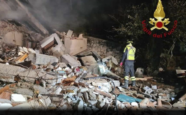 Le ricerche dei Vigili del Fuoco dopo l'esplosione di una casa nel borgo di Sassi a Molazzana