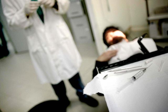 Milano, segretaria svuota conti del dentista in zona Duomo, sottratti 400mila euro tra bollette e assegni al casin&ograve;: "Ho dovuto chiudere"