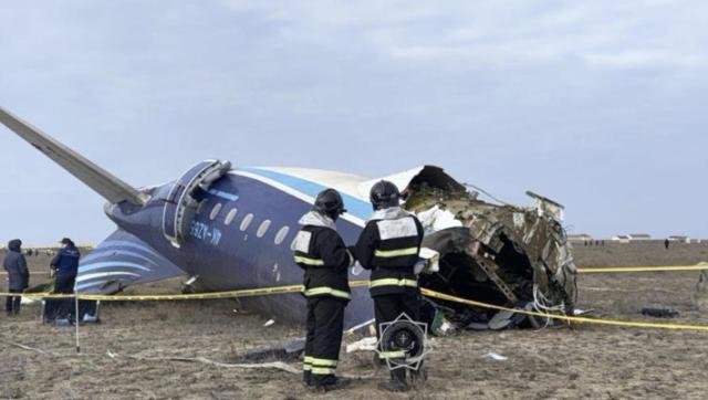 Aereo caduto in Kazakistan,  volo di linea azero precipitato: "39 morti e 28 superstiti", ipotesi di impatto con volatili