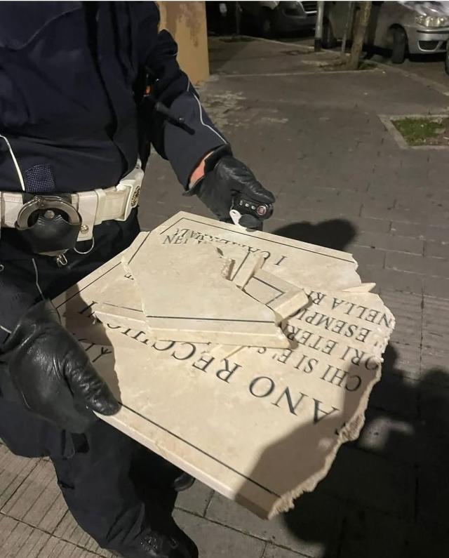 Roma, rimossa dal Comune targa abusiva in memoria della strage di Acca Larenzia, tensione in crescita per manifestazione del 7 gennaio