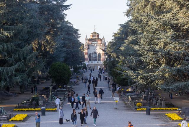 Festa grande al cimitero, memoria di un Paese sepolto sotto le macerie industriali, alcune mascherate dalla tanatocosmesi degli Investimenti Diretti Esteri