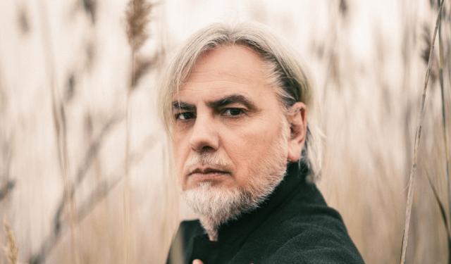 Addio a Paolo Benvegn&ugrave;, morto per malore improvviso il cantautore vincitore del premio Tenco 2024, aveva 59 anni