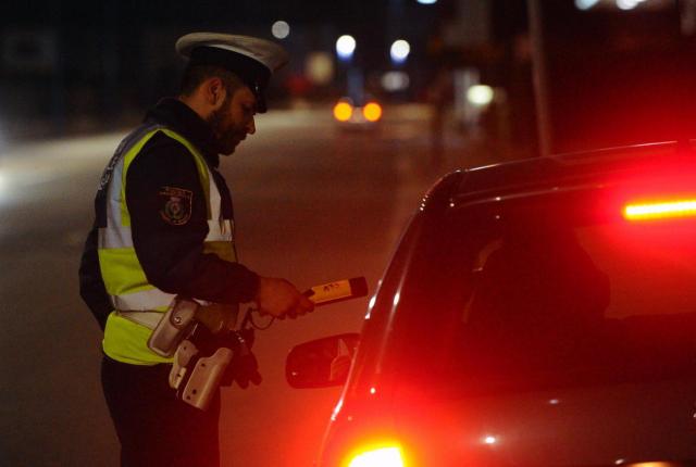 Napoli, prime 6 multe per uso del cellulare alla guida con nuovo codice della strada, scatta il ritiro della patente oltre alla sanzione