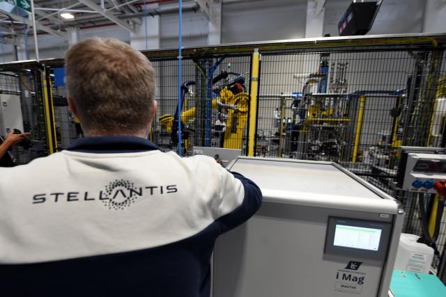 Stellantis, produzione dimezzata a 475mila veicoli, tornata ai livelli Fiat degli anni '50, Mirafiori maglia nera con sole 25mila auto