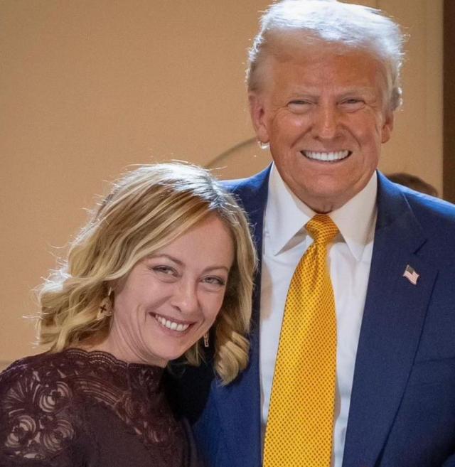 Meloni a colloquio da Trump a Mar-a-Lago, il tycoon: "Lei ha preso d'assalto l'Europa", 