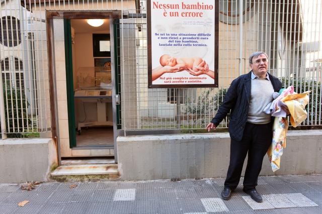 Bari, neonato trovato morto nella culla termica di una chiesa, indagati per omicidio colposo il tecnico e don Antonio Ruccia