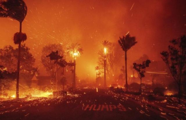 Incendi Los Angeles, ordine di evacuazione anche per Encino e Bel Air, lanciata petizione per dimissioni sindaca Bass per i tagli ai fondi dei vigili del fuoco