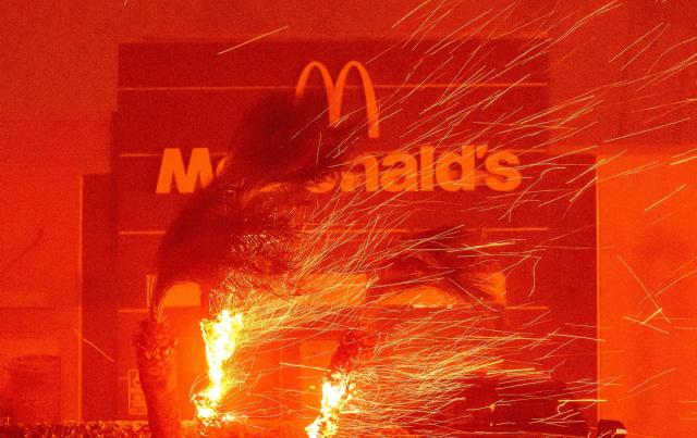 Il disastro di Los Angeles provocato dalla miopia urbanistica e peggiorato dai tagli al bilancio