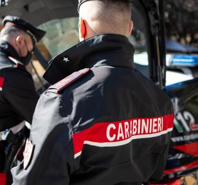 Genova, sgominata la banda che spaccava le vetrine con i tombini, sei persone arrestate dai carabinieri