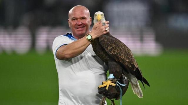 La Lazio Calcio licenza il falconiere che ha pubblicato foto dopo un intervento di protesi alle parti intime