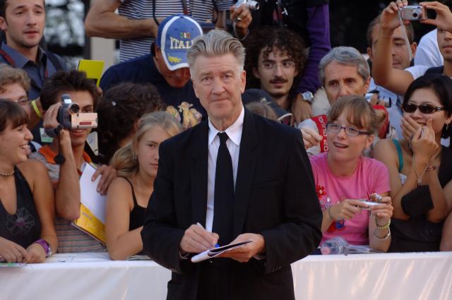 Addio a David Lynch, morto per un enfisema polmonare il regista di Twin Peaks e Mulholland Drive, aveva 78 anni