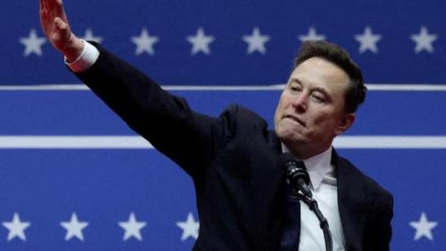 Il braccio teso di Elon Musk che fa impazzire la sinistra fucsia: che non vuole vedere che il milionario &egrave; un liberale come lei 