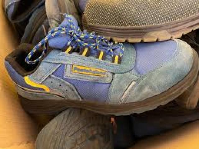 Poste italiane, al via il progetto "Scarpa vecchia fa buon gioco": calzature dei postini riciclate diventano pavimento delle aree per i bimbi