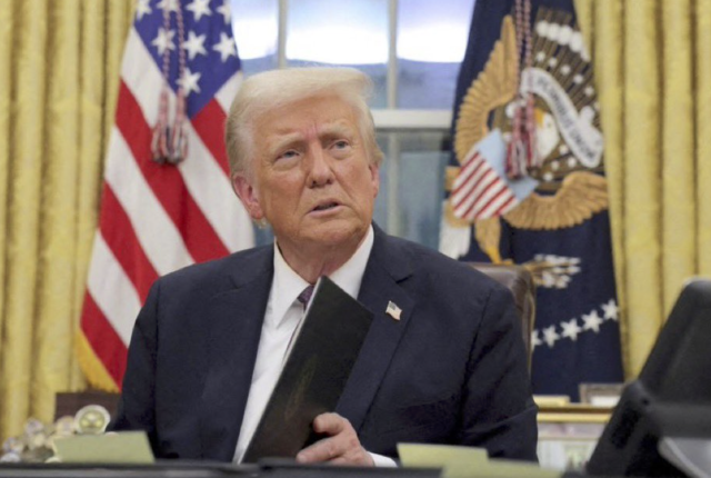 Donald Trump firma ordine esecutivo - foto: X