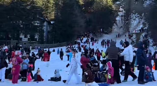Roccaraso in Abruzzo invasa dai turisti napoletani e il sindaco chiede l'intervento dell'Esercito