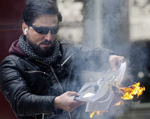 Salwan Momika brucia il Corano in Svezia - foto: Frankie Fouganthin