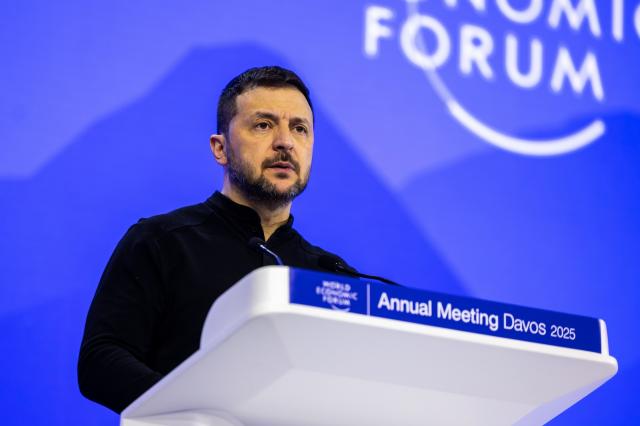WEF Davos 2026, l'ingratitudine di Kiev: Zelensky critica duramente l'Europa dopo aver ricevuto dalla stessa oltre 130 miliardi di euro