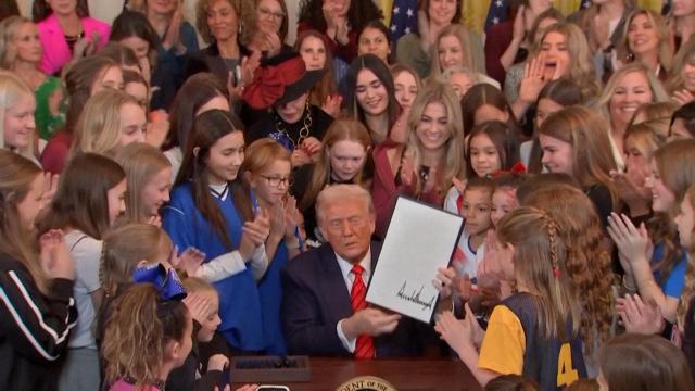 Trump: via i transgender dalle competizioni femmilini, basta con queste follie inclusive