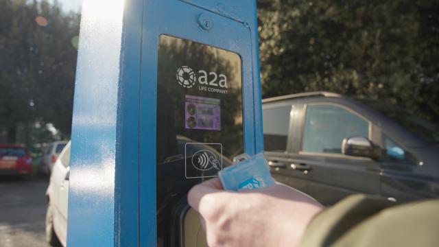 A2A, inaugurato a Brescia "City Plug Lamp", progetto da 100 mila euro per le prime ricariche integrate in un palo dell'illuminazione pubblica