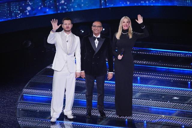 Finale Sanremo 2025, Gabry Ponte apre con "Tutta l'Italia", co-conduttori Marcuzzi e Cattelan, tra gli ospiti il calciatore Bove, Venditti e Alberto Angela