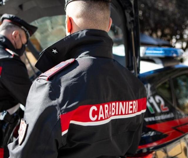 Genova, sequestra e picchia la compagna in auto, i passanti sentono le urla e chiamano i carabinieri