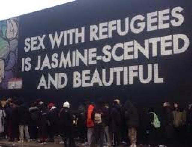 Londra, disegnato nella notte murales con la scritta "Il sesso con i rifugiati profuma di gelsomino ed &egrave; bellissimo", rimosso&nbsp;poco&nbsp;dopo