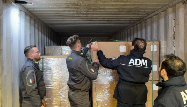 Genova, nel porto di Pra' sequestrati duecentomila accessori di telefonia contraffatti, arrivavano dalla Cina