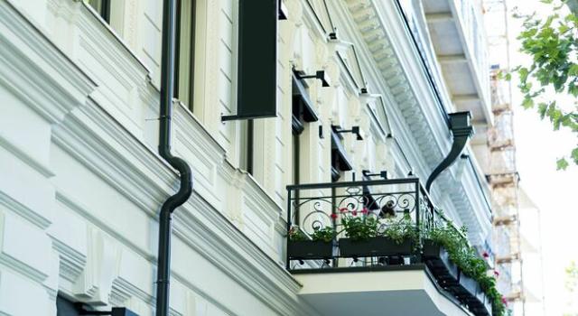 Parigi, studentessa Usa 18enne partorisce in albergo e getta il neonato dalla finestra, morto; arrestata la giovane, possibile negazione della gravidanza