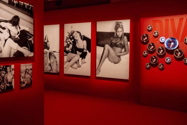 Guess si mette in mostra al Mudec di Milano con 40 anni di sensuali campagne pubblicitarie