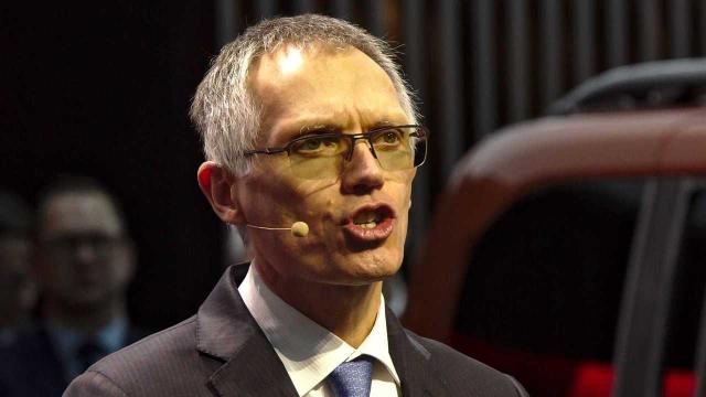 Stellantis, a Tavares maxi assegno da &euro;35 mln di cui &euro;12 mln di buonuscita e &euro;23 mln di compenso per il 2024 (350 volte il salario di un lavoratore medio&nbsp;dell&rsquo;azienda)