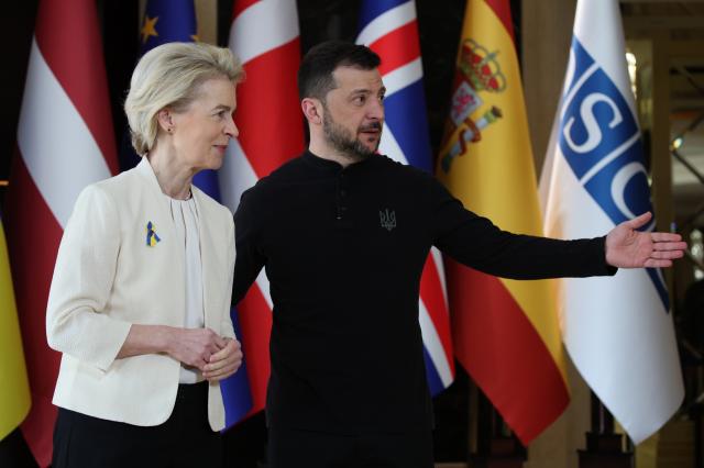 Zelensky umiliato da Trump, e l'U vuole follemente continuare a sostenerlo! Una decisione che segna la bancarotta