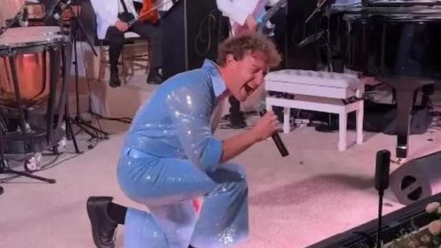 Mark Zuckerberg in tutina azzurra e paillettes per il 40esimo compleanno della moglie Priscilla Chan